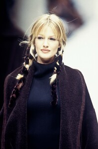 557898277_Fendi1993WomenRTW7.thumb.jpg.a39b3ee589ebadb2bdd3a3a1520bb934.jpg