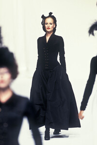 609734838_Chanel1994HauteCouture116.thumb.jpg.6648ce56217d035f78e99ed81df6aac7.jpg
