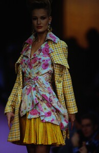643580467_christian-lacroix-hc-ss-1994(3).thumb.jpg.00f478aa0a135a71730b8cffe463ad57.jpg