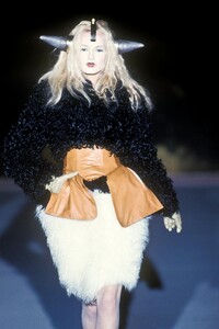 671056244_VivienneWestwood1995WomenRTW161.thumb.jpg.23c776ad8b8179f5f2c655e1dea28a68.jpg
