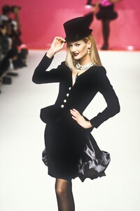 704402207_YvesSaintLaurent1995WomenRTW79.thumb.jpg.d1039d2a1ece1744b45da1a3ac9a2c5f.jpg