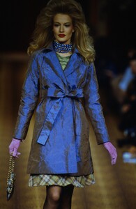 752872389_ChristianLacroixHauteCoutureFall1994(6).thumb.jpg.614320f66d8c8648438b885b7217691f.jpg