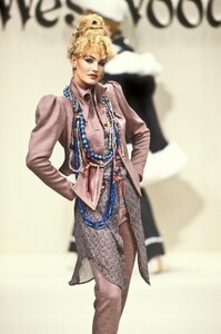 936940714_VivienneWestwood1994WomenRTW13.thumb.jpg.cf26872f9d58caa9bc5d27834e3e9646.jpg