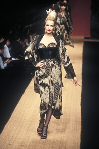 947504577_ChristianLacroix1995WomenRTW2.thumb.jpg.b9429a2309c3fa8594ac942e9a6fc950.jpg