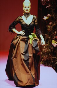 9857011_ChristianLacroixCoutureFall1995(18).thumb.jpg.0e27224b325458937247d6a57c1ca7d0.jpg