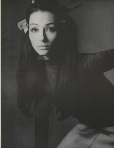 Allure_Stern_US_Vogue_October_1st_1965_04.thumb.jpg.f7b51e02b4beec0b9cec8ed8695ea8d0.jpg
