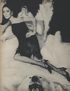Belle_Newton_US_Vogue_October_1st_1965_05.thumb.jpg.5d0aa15ac9cc3bd2333b6aa637187fbf.jpg
