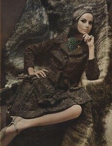 Belle_Newton_US_Vogue_October_1st_1965_10.thumb.jpg.5aa8e50bedb99627a4608cd315a402a6.jpg