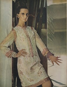 Evenings_Newton_US_Vogue_October_1st_1965_01.thumb.jpg.8785287958ee1331737fe211678c7863.jpg
