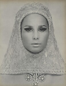 Evenings_Newton_US_Vogue_October_1st_1965_06.thumb.jpg.004cf160c08c436a273be2d3a1113f41.jpg
