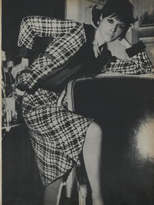 Klein_Clarke_US_Vogue_March_15th_1965_08.thumb.jpg.64a029e9ec0a498cf99b767046b155a8.jpg
