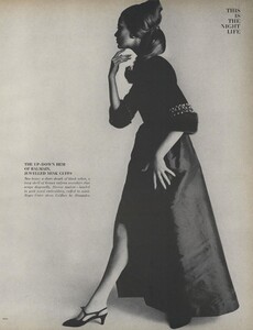 Night_Penn_US_Vogue_October_15th_1965_10.thumb.jpg.0510a3c6f00f3fdff5d75d8e849f2126.jpg