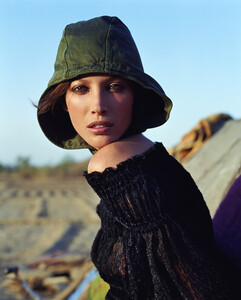 VogueParis_CTurlington_Aug2001_02.jpg