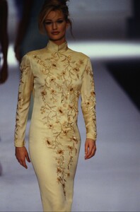 alberta-ferretti-fw-1992-7.thumb.jpg.f4fc15eb761f31fed4f133c393f32b19.jpg