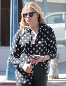 chloe_moretz_shopping_at_rite_aid002.jpg