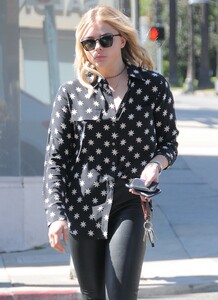 chloe_moretz_shopping_at_rite_aid004.jpg