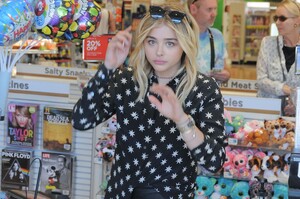 chloe_moretz_shopping_at_rite_aid021.jpg