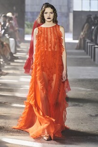 defile-valentino-printemps-ete-2021-milan-look-65.thumb.jpg.4a277572df28a4e633fcd92d354a1944.jpg
