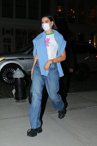 dua-lipa-arrives-at-gigi-hadid-s-apartment-in-new-york-09-30-2020-4.jpg