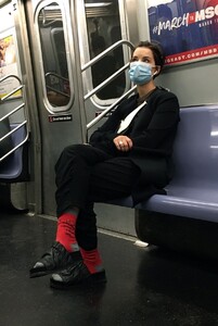 jaimie-alexander-riding-subway-in-new-york-10-14-2020-3.jpg