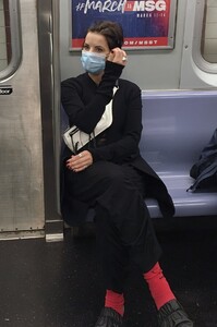 jaimie-alexander-riding-subway-in-new-york-10-14-2020-4.jpg