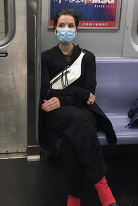 jaimie-alexander-riding-subway-in-new-york-10-14-2020-5.jpg