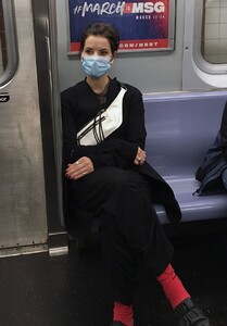 jaimie-alexander-riding-subway-in-new-york-10-14-2020-6.jpg