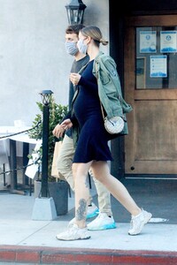 pregnant-stephanie-corneliussen-out-for-dinner-in-los-angeles-07-03-2020-3.thumb.jpg.a650c1be6d935e4b9efe40750b9354ae.jpg