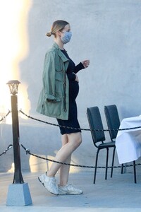 pregnant-stephanie-corneliussen-out-for-dinner-in-los-angeles-07-03-2020-6.thumb.jpg.b9bf8aea85d8e6636fd3f6dc27d40ae0.jpg