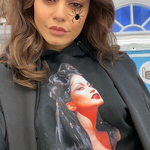 vanessahudgens_2020.10.29_5gd95v.jpg