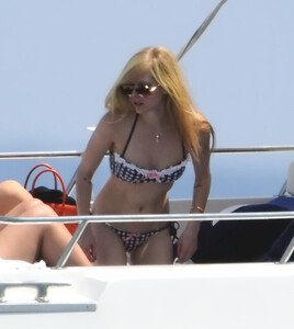 044373307_Avril_Bikini_0011_123_345lo.jpg