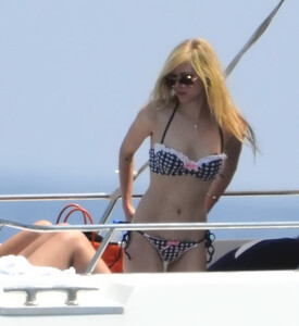 044481802_Avril_Bikini_0012_123_213lo.jpg
