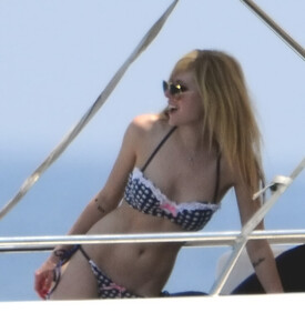 044515111_Avril_Bikini_0013_123_59lo.jpg