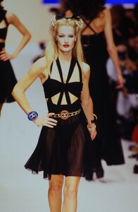 1470786590_ChanelSpring1995(46).thumb.jpg.47d8fce58df761b107c31ef60dcf2126.jpg