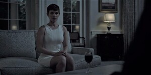 kate-mara_zoe-barnes_house-of-cards_s4_ep6_19 edited.jpg