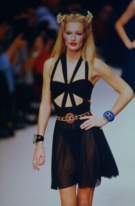 1529052773_ChanelSpring1995(49).thumb.jpg.41d61f2c996b0773541b798425f67d17.jpg