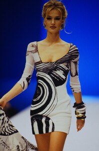 1730180513_gianfranco-ferre-ss-1992(2).thumb.jpg.1650e4b5a95be749ce11c7409a34f781.jpg