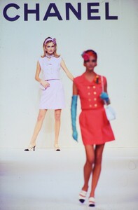 1730706698_chanel-ss-1991(2).thumb.jpg.e5d81cebfe8a158c124279e8583e7e0a.jpg