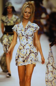 1875908687_ChanelSpring1994(11).thumb.jpg.31a28a516f6e9f1db5fc23df8be5efa4.jpg