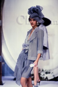 395657503_ChristianDior1992HauteCouture56.thumb.jpg.99a2e42c14629d402bd7c67cb21cc417.jpg