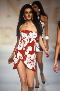 454021731_Valentino1991WomenRTW106.thumb.jpg.acc9865bd2a26934195227acef38d64d.jpg