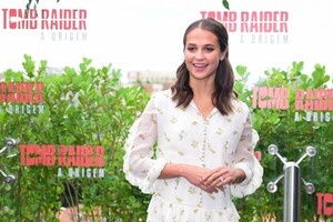58812499_alicia-vikander-in-sao-paulo-20171208-6.jpg