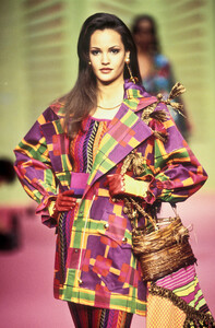 713342527_ChristianLacroix1993WomenRTW103.thumb.jpg.1bb7fad1038373a1534376db8d12f992.jpg