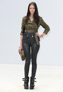 837542953_KayaScodelario_BurberryShowLFW19thSept20112_122_566lo.jpg