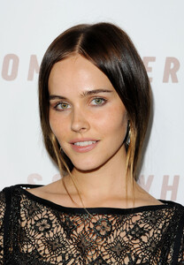 97885_celebrity_paradise.com_IsabelLucasTheElder_3_122_120lo.jpg