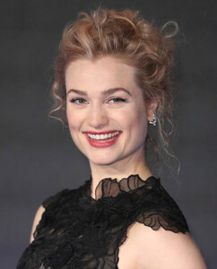 Alison_Sudol.jpg