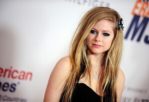 AvriL-Lavigne-avril-lavigne-13657308-2560-1760.jpg