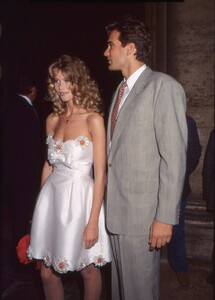 CLAUDIA-SCHIFFER-C-803-GALA-CHANEL-LAKERFELD-PALAZZO-FARNESE-ROMA-665_resize.jpg