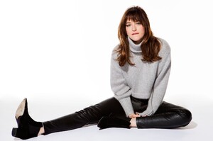 Dakota-Johnson-backgrounds-4k.jpg