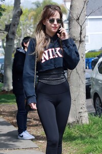 Dakota_Johnson_-_Meets_her_friend_for_lunch_in_Beverly_Hills__April_5__2018_08.jpg